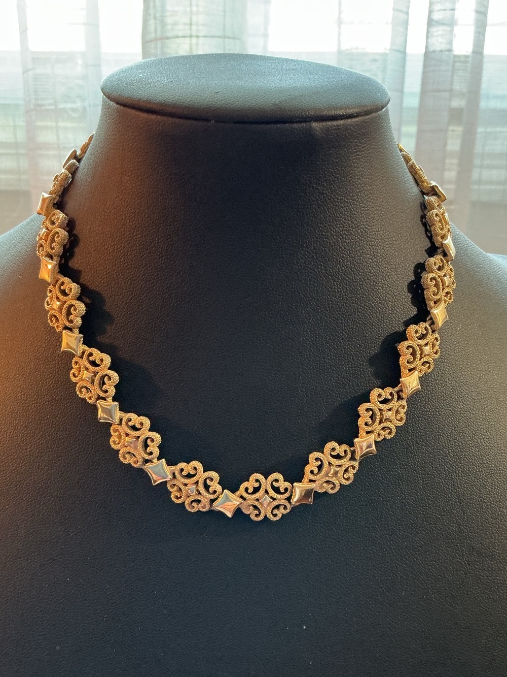 Avon Vintage 1971 “Precious Pretenders” Filigree Gold Tone Necklace and Earrings - Picture 3 of 7